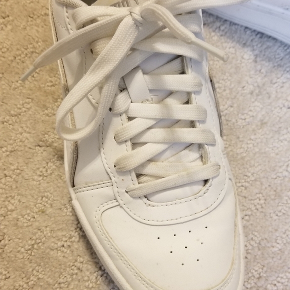 Womens size 7.5 white silver puma sneakers - Picture 3 of 8